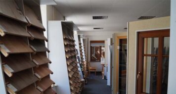 Vielfältige Auswahl an Holzprodukten, Türen und Bodenbelägen – präsentiert von der Tischlerei Holzwelten Schlosser GmbH Ausstellungsraum der Tischlerei Holzwelten Schlosser GmbH in Oelsnitz mit Türen, Fenstern und Holzmustern von Schlosser & Schlosser