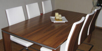 Individuell gefertigtes Möbelstück – Design und Handwerk aus der Tischlerei Holzwelten Schlosser GmbH, Oelsnitz Moderner Esstisch aus Holz mit passenden Stühlen, gefertigt von der Tischlerei Holzwelten Schlosser GmbH in Oelsnitz