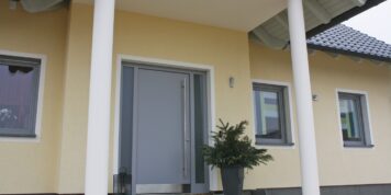 Individuelle Fenster- und Türlösungen – gefertigt von der Tischlerei Holzwelten Schlosser GmbH, Oelsnitz Moderne Haustür mit Seitenteil und passenden Fenstern, gefertigt von der Tischlerei Holzwelten Schlosser GmbH in Oelsnitz