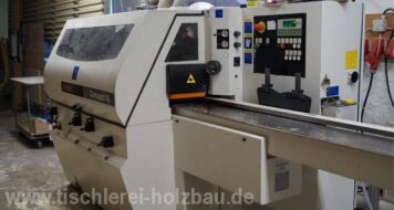 Präzises Hobeln und Profilieren von Massivholz in der Tischlerei Holzwelten Schlosser GmbH Vierseitenhobelmaschine Compact XL in der Werkstatt der Tischlerei Holzwelten Schlosser GmbH in Oelsnitz