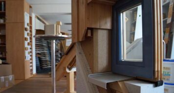 Fassaden- und Dämmsystem auf Holzbasis – verarbeitet von der Tischlerei Holzwelten Schlosser GmbH, Oelsnitz Detailaufnahme eines Holzbauelements mit WDVS und Steico Protect Holzfaser-Dämmplatten, gefertigt von der Tischlerei Holzwelten Schlosser GmbH in Oelsnitz