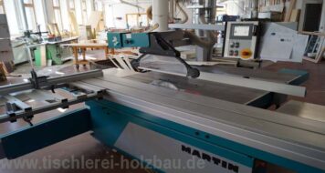 Moderne Maschinen und traditionelles Handwerk – Holzverarbeitung in Oelsnitz Werkstatt der Tischlerei Holzwelten Schlosser GmbH in Oelsnitz mit moderner Holzbearbeitungsmaschine