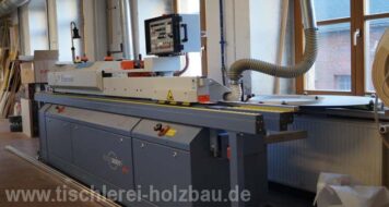 Präzises Anleimen und Veredeln von Möbelkanten – Tischlerei Holzwelten Schlosser GmbH, Oelsnitz Kantenanleimmaschine in der Werkstatt der Tischlerei Holzwelten Schlosser GmbH in Oelsnitz zur präzisen Bearbeitung von Möbelkanten