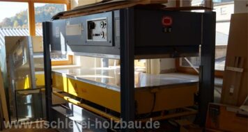 Modernes Werkstattgerät für präzise Furnier- und Formarbeiten – Tischlerei Holzwelten Schlosser GmbH, Oelsnitz Vakuumpresse in der Werkstatt der Tischlerei Holzwelten Schlosser GmbH in Oelsnitz, eingesetzt für präzise Holz- und Furnierarbeiten