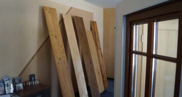 Vielfalt an Holzarten und Veredelungen – Ausstellung der Tischlerei Holzwelten Schlosser GmbH in Oelsnitz Ausgestellte Holzbohlen und Oberflächenmuster in der Werkstatt der Tischlerei Holzwelten Schlosser GmbH in Oelsnitz