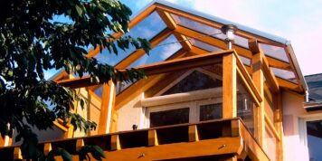 Individuell gefertigter Wintergarten – Handwerksqualität von der Tischlerei Holzwelten Schlosser GmbH, Oelsnitz Wintergarten aus Holz und Glas mit filigraner Dachkonstruktion, gefertigt von der Tischlerei Holzwelten Schlosser GmbH in Oelsnitz