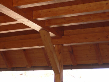 Massive Holzkonstruktion – gefertigt von der Zimmerei und dem Holzbau der Holzwelten Schlosser GmbH Sichtbare Dachkonstruktion aus massivem Holz mit Balken und Pfosten, gefertigt von der Zimmerei und dem Holzbau der Holzwelten Schlosser GmbH in Oelsnitz