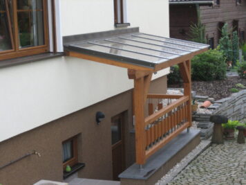 Maßgefertigte Holzkonstruktion mit Sicherheitsglas – stilvolle Handwerksarbeit der Tischlerei Holzwelten Schlosser GmbH aus Oelsnitz Holzüberdachung mit Glaseindeckung über einem Kellereingang, angefertigt von der Tischlerei Holzwelten Schlosser GmbH aus Oelsnitz