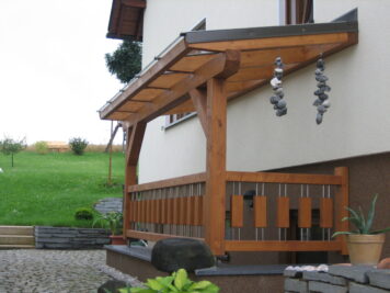 Individuelle Überdachung aus Holz mit Sicherheitsglas – gefertigt von der Tischlerei Holzwelten Schlosser GmbH in Oelsnitz Holzüberdachung mit Glaseindeckung über einem Kellereingang, gefertigt von der Tischlerei Holzwelten Schlosser GmbH aus Oelsnitz