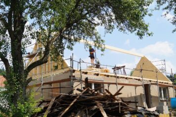 Abbruch alter Bausubstanz und Neuerrichtung eines Dachstuhls in Holzrahmenbauweise Zimmereiarbeiten an einem Altbau: Abbruch alter Dachkonstruktion und Errichtung eines neuen Dachstuhls in Holzrahmenbauweise durch Holzwelten Schlosser GmbH, Oelsnitz.