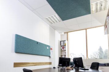 Effektive Raumakustik mit Holzfaser, Lehm und Schafschurwolle Büro mit CLIMAPANEEL Akustikpaneelen aus Holzfaser, Lehm und Schafschurwolle an Wand und Decke