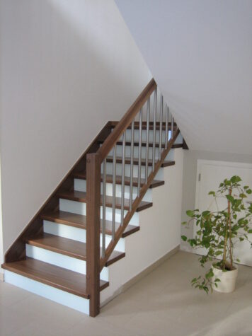 Edle Holzveredelung für stilvolle Wohnräume Betontreppe mit Trittstufen und Blenden aus amerikanischem Nussbaum, Geländer aus Edelstahl und Nussbaum, gefertigt von der Tischlerei Holzwelten Schlosser GmbH in Oelsnitz.