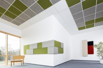 Wohlfühlräume mit Holzfaser, Lehm und Schafwolle Climapaneel aus Holzfaser, Lehm und Schafwolle in einer modernen Rasterdecke und Wandgestaltung im Büro, gefertigt von Holzwelten Schlosser GmbH in Oelsnitz.