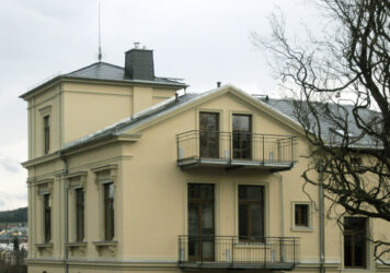 Wiederherstellung des ursprünglichen Charakters durch traditionelle Zimmermannsarbeit Historische Villa in Plauen mit neu aufgebauter Dachlandschaft, restauriert von der Tischlerei Holzwelten Schlosser GmbH, unter Erhalt des ursprünglichen architektonischen Charakters.