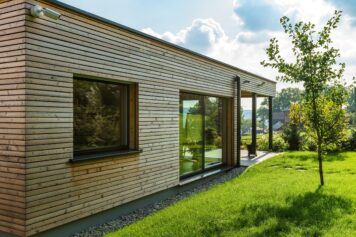 Naturbelassene Lärcheleisten mit Hinterlüftung und Holzfaserdämmung – handwerklich präzise umgesetzt von Holzwelten Schlosser GmbH Moderne hinterlüftete Holzfassade aus naturbelassenen Lärche-Rhombusleisten mit großen Fensterflächen, umgesetzt von der Tischlerei Holzwelten Schlosser GmbH aus Oelsnitz.