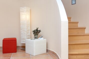 Nachhaltiger Sitzwürfel aus Fichtenholz und Schafwollvlies, handgefertigt in Oelsnitz CLIMACUBE Sitzwürfel aus naturbelassenem Fichtenholz und Schafwollvlies in Creme und Rot, handgefertigt von Holzwelten Schlosser in Oelsnitz