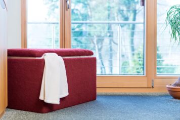 Nachhaltiger Sitzwürfel mit Stauraum aus Fichtenholz und Schafwollvlies, gefertigt in Oelsnitz Nachhaltiger Sitzwürfel mit Stauraum aus Fichtenholz und Schafwollvlies, gefertigt in Oelsnitz