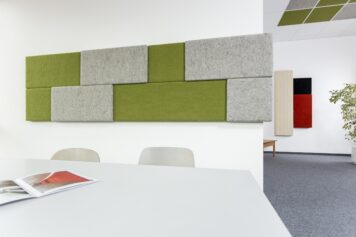 Nachhaltiges Wandpaneel aus Holz, Lehm und Schafwollvlies für Akustik und Design CLIMAPANEEL Wandpaneel in Grün und Grau aus natürlichen Materialien verbessert Akustik und Raumklima in modernem Büro