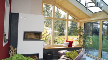 Lichtdurchfluteter Wohnraum mit moderner Verglasung – gefertigt von Holzwelten Schlosser GmbH aus Oelsnitz Moderner Wintergarten aus Holz-Alu-Konstruktion mit großer Fensterfront, Dachverglasung und gemütlichem Wohnbereich von Holzwelten Schlosser GmbH, Oelsnitz