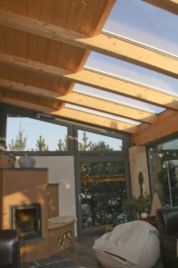 Natürliches Licht und moderne Bauweise vereint in einem Wohnwintergarten Wintergarten mit verglaster Dachfläche, Holzträgern und großen Glasfronten – gefertigt von der Tischlerei Holzwelten Schlosser aus Oelsnitz