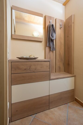 Individuelle Garderobe mit Sitzbank, Spiegel und Stauraum Garderobenmöbel aus massiver, gekalkter Eiche mit Sitzbank, Spiegel und Stauraum, handgefertigt von der Tischlerei Holzwelten Schlosser GmbH