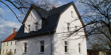 Nachhaltige Wärmedämmung von der Tischlerei Holzwelten Schlosser GmbH in Oelsnitz Wohnhaus mit WDVS-Fassade aus Holzfaserdämmung, umgesetzt durch die Tischlerei Holzwelten Schlosser GmbH in Oelsnitz