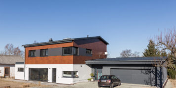 Witterungsbeständige Fassadenplatten mit moderner Optik und Langlebigkeit Wohnhausfassade mit HPL-Kompaktplatten – moderne, wetterfeste Fassadenverkleidung der Tischlerei Holzwelten Schlosser GmbH aus Oelsnitz