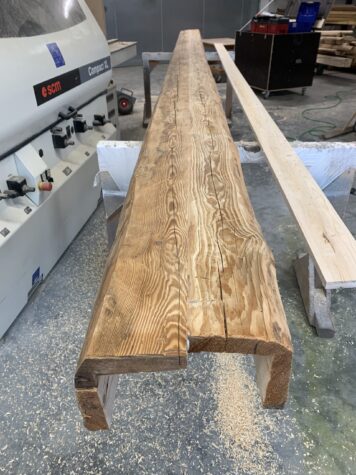 Altholzbalken in Bearbeitung – individuelle Altholzverarbeitung in der Tischlerei Holzwelten, Schlosser & Schlosser Individuelle Altholzverarbeitung in der Tischlerei Holzwelten