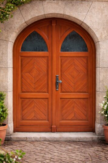 Zeitlose Holz-Haustüren mit natürlicher Ausstrahlung, individuell gefertigt für anspruchsvolle Eingangsbereiche Holzhaustuer Handwerk Holzwelten