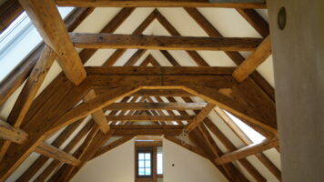 Sanierte Altholzbalken im Fachwerk-Dachgeschoss fachwerksanierung altholz dachgeschoss holzwelten schlosser oelsnitz