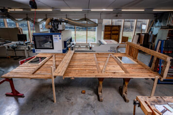 Rustikales Bauteil aus historischem Holz – gefertigt von Holzwelten Schlosser Detailaufnahme eines rustikalen Altholz-Elements in der Werkstatt der Tischlerei Holzwelten Schlosser in Oelsnitz