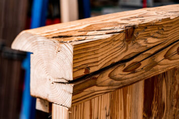Handwerklich aufgearbeitetes Altholzelement der Tischlerei Holzwelten Schlosser GmbH, Oelsnitz Detailfoto eines aufgearbeiteten Altholz-Bauteils mit sichtbarer Maserung, Trocknungsrissen und natürlicher Struktur.