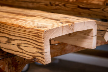 Handgefertigtes U-Profil aus strukturiertem Altholz – Tischlerei Holzwelten Schlosser GmbH, Oelsnitz U-förmiges Profil aus strukturiertem Altholz mit markanter Maserung und handwerklich gearbeiteter Oberfläche, hergestellt von der Tischlerei Holzwelten Schlosser in Oelsnitz.