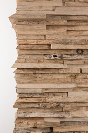 Individuelle Oberflächengestaltung aus historischem Holz – gefertigt von Holzwelten Schlosser GmbH, Oelsnitz Nahaufnahme einer strukturierten Altholz-Wandverkleidung aus massiven, unregelmäßig aufbereiteten Holzlamellen in verschiedenen Naturtönen.