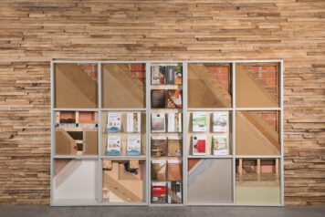 Individuelle Oberflächengestaltung aus historischem Holz – gefertigt von Holzwelten Schlosser GmbH, Oelsnitz Nahaufnahme einer strukturierten Altholz-Wandverkleidung aus massiven, unregelmäßig aufbereiteten Holzlamellen in verschiedenen Naturtönen.