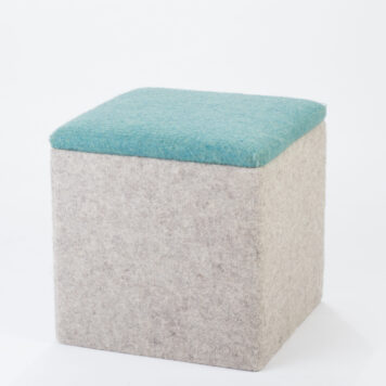 Vielseitiges Stauraummöbel – handgefertigt von Holzwelten Schlosser Gepolsterte Aufbewahrungsbox mit aufklappbarem Deckel aus Holz, gefertigt von der Tischlerei Holzwelten Schlosser in Oelsnitz