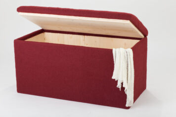 Vielseitiges Stauraummöbel – handgefertigt von Holzwelten Schlosser Gepolsterte Aufbewahrungsbox mit aufklappbarem Deckel aus Holz, gefertigt von der Tischlerei Holzwelten Schlosser in Oelsnitz