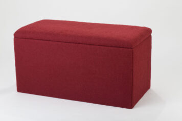 Vielseitiges Stauraummöbel – handgefertigt von Holzwelten Schlosser Gepolsterte Aufbewahrungsbox mit aufklappbarem Deckel aus Holz, gefertigt von der Tischlerei Holzwelten Schlosser in Oelsnitz