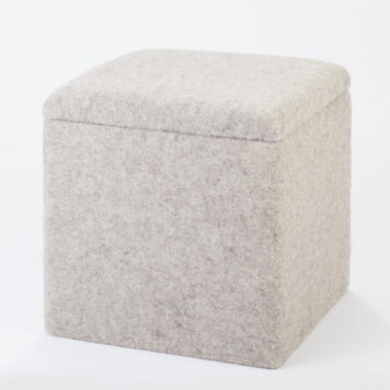 Vielseitiges Stauraummöbel – handgefertigt von Holzwelten Schlosser Gepolsterte Aufbewahrungsbox mit aufklappbarem Deckel aus Holz, gefertigt von der Tischlerei Holzwelten Schlosser in Oelsnitz