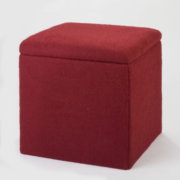 Vielseitiges Stauraummöbel – handgefertigt von Holzwelten Schlosser Gepolsterte Aufbewahrungsbox mit aufklappbarem Deckel aus Holz, gefertigt von der Tischlerei Holzwelten Schlosser in Oelsnitz