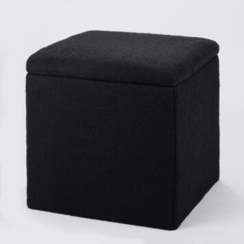 Vielseitiges Stauraummöbel – handgefertigt von Holzwelten Schlosser Gepolsterte Aufbewahrungsbox mit aufklappbarem Deckel aus Holz, gefertigt von der Tischlerei Holzwelten Schlosser in Oelsnitz