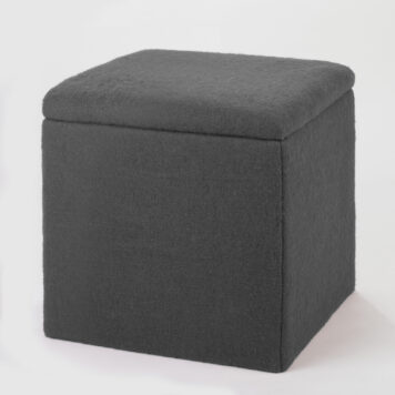 Vielseitiges Stauraummöbel – handgefertigt von Holzwelten Schlosser Gepolsterte Aufbewahrungsbox mit aufklappbarem Deckel aus Holz, gefertigt von der Tischlerei Holzwelten Schlosser in Oelsnitz