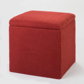 Vielseitiges Stauraummöbel – handgefertigt von Holzwelten Schlosser Gepolsterte Aufbewahrungsbox mit aufklappbarem Deckel aus Holz, gefertigt von der Tischlerei Holzwelten Schlosser in Oelsnitz