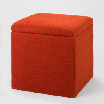 Vielseitiges Stauraummöbel – handgefertigt von Holzwelten Schlosser Gepolsterte Aufbewahrungsbox mit aufklappbarem Deckel aus Holz, gefertigt von der Tischlerei Holzwelten Schlosser in Oelsnitz