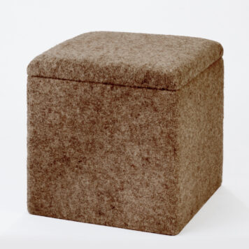 Vielseitiges Stauraummöbel – handgefertigt von Holzwelten Schlosser Gepolsterte Aufbewahrungsbox mit aufklappbarem Deckel aus Holz, gefertigt von der Tischlerei Holzwelten Schlosser in Oelsnitz