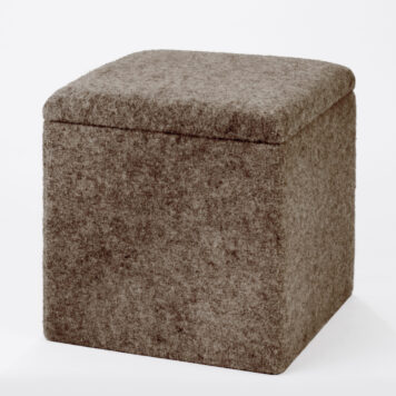 Vielseitiges Stauraummöbel – handgefertigt von Holzwelten Schlosser Gepolsterte Aufbewahrungsbox mit aufklappbarem Deckel aus Holz, gefertigt von der Tischlerei Holzwelten Schlosser in Oelsnitz