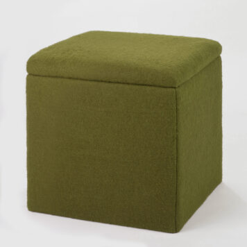 Vielseitiges Stauraummöbel – handgefertigt von Holzwelten Schlosser Gepolsterte Aufbewahrungsbox mit aufklappbarem Deckel aus Holz, gefertigt von der Tischlerei Holzwelten Schlosser in Oelsnitz