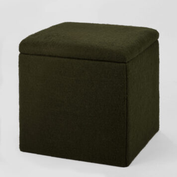 Vielseitiges Stauraummöbel – handgefertigt von Holzwelten Schlosser Gepolsterte Aufbewahrungsbox mit aufklappbarem Deckel aus Holz, gefertigt von der Tischlerei Holzwelten Schlosser in Oelsnitz