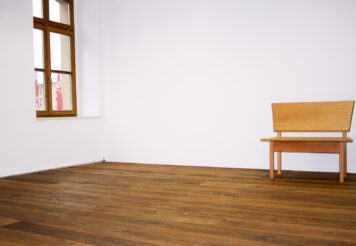 Bambus-Holzboden nach der Verlegung in einem renovierten Raum. Fertig verlegter Holzboden in Bambusoptik in einem Wohnraum, ausgeführt von der Tischlerei Holzwelten Schlosser in Oelsnitz.