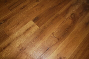 Bambus-Holzboden nach der Verlegung in einem renovierten Raum. Fertig verlegter Holzboden in Bambusoptik in einem Wohnraum, ausgeführt von der Tischlerei Holzwelten Schlosser in Oelsnitz.